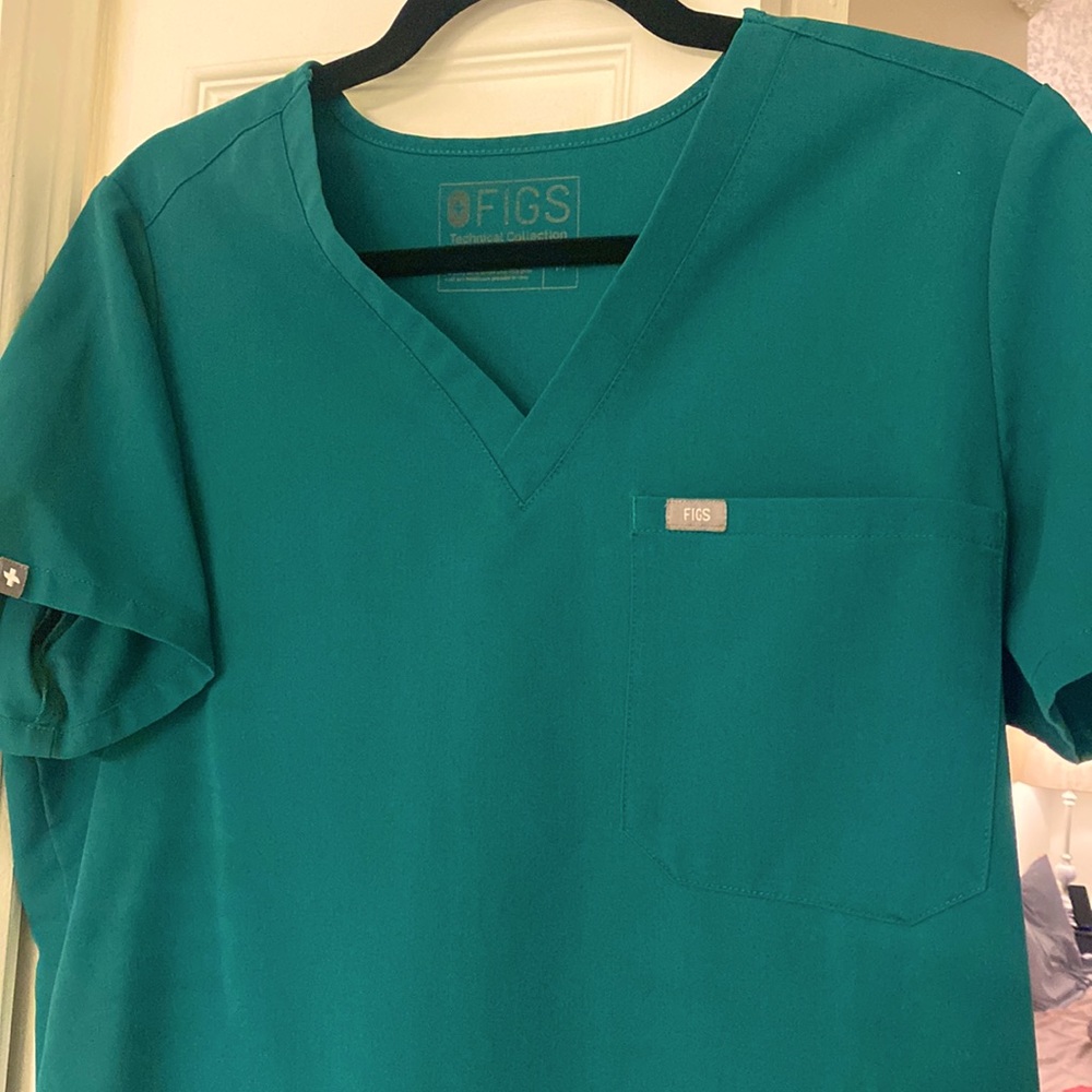 Figs one pocket scrub top